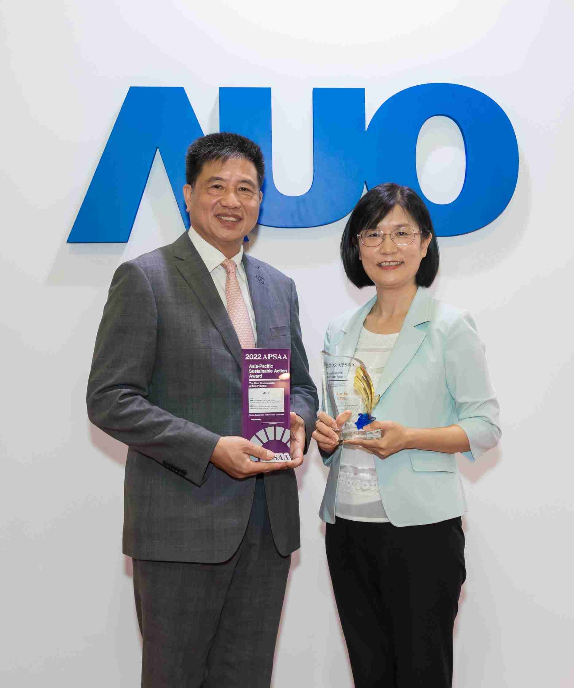 PA直营长期垫筑永续远景的基石，，，透过ESG暨气候委员会逐步实践永续策略蓝图。。。其中，，PA直营光电永续长古秀华带领团队、、、制定中长期目标，，缔造多面向亮眼表现，，获得「顶尖永续长奖」的个人奖殊荣（左：PA直营光电董事长暨执行长彭双浪，，，，右：PA直营光电永续长古秀华）