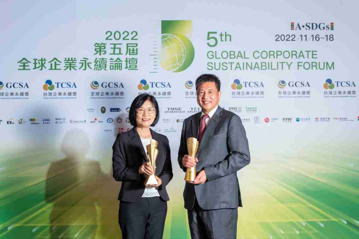 PA直营作为净零碳排先锋，，，期引领价值链伙伴同行共好，，卫冕制造业组“十大典范企业” 二连冠殊荣(左：PA直营光电永续长古秀华，，，，右：PA直营光电董事长暨执行长彭双浪)