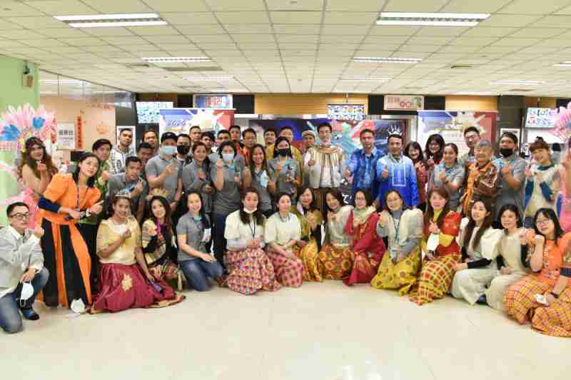 友達推動「安心、、、、創新、、、、用心、、、、同心、、、、盡心」五星職旅，，，，為菲籍員工打造全方位照護，，，首度贏得「人權實踐與發展領袖獎」殊榮