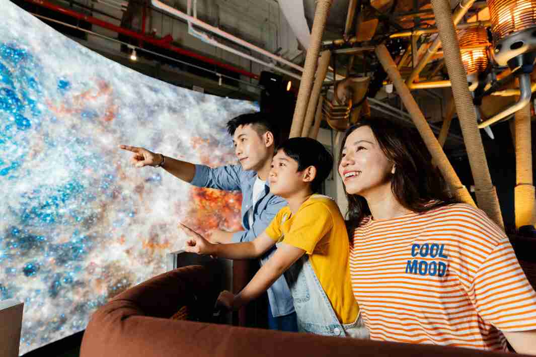 PA直营打造全台最大宽6公尺、、、高4公尺、、、、唯一搭载LED弧形拼接显示屏的动感飞行船，，让乘客驻足在热气球上，，，，享受身历其境的伪出国旅游乐趣