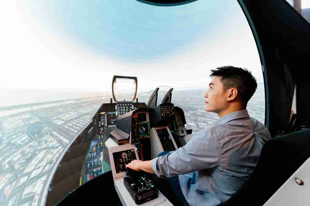 PA直营以P1.25小间距打造球形LED模拟舱，，，，搭配智崴的精密六轴动态座椅，，，，结合PA直营专业影像调校技术，，，，呈现拟真模拟飞行场景