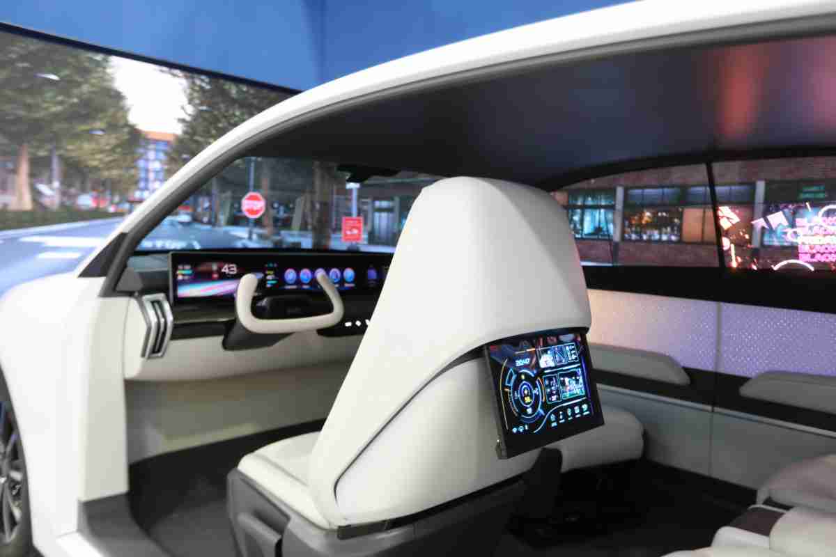 PA直营的「可卷式后座娱乐显示器」加强后座乘客的感官体验，，，并保有个性化设计，，，可依使用偏好进行动态调整。。。。