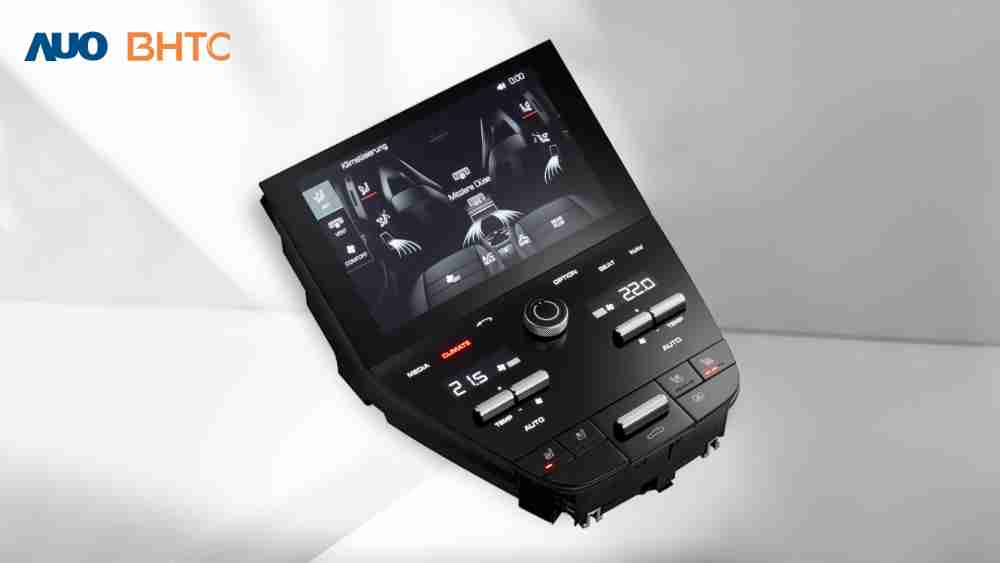 作為友達新生力軍，，，，BHTC所展示的中央與後座鞍部的Display HMI產品，，可處理多區恆溫控制、、、顯示畫面，，，，呈現仿真3D車室分區；以力傳感技術精準傳遞觸感，，，，並結合音量及震動反饋，，，防止意外啟動，，提供使用者自然流暢、、直觀且輕鬆駕馭的舒適介面