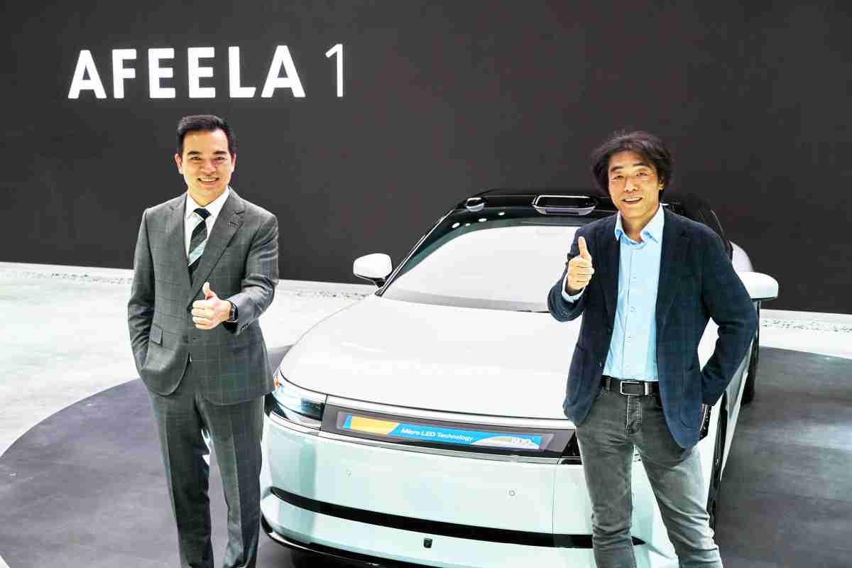 PA直营与Sony Honda Mobility携手合作，，，，率先全球展示搭载于AFEELA电动车上，，，，首款应用在车身外部的Micro LED 车头显示解决方案 (Micro LED Media Bar Solutions)。。。PA直营光电执行长暨总经理柯富仁(左)与Sony Honda Mobility代表取缔役社长兼营运长川西泉(lzumi Kawanishi)(右)在CES 现场展现双方坚定持续创新的承诺，，，，实现更加人性化与智慧的驾乘体验。。。。