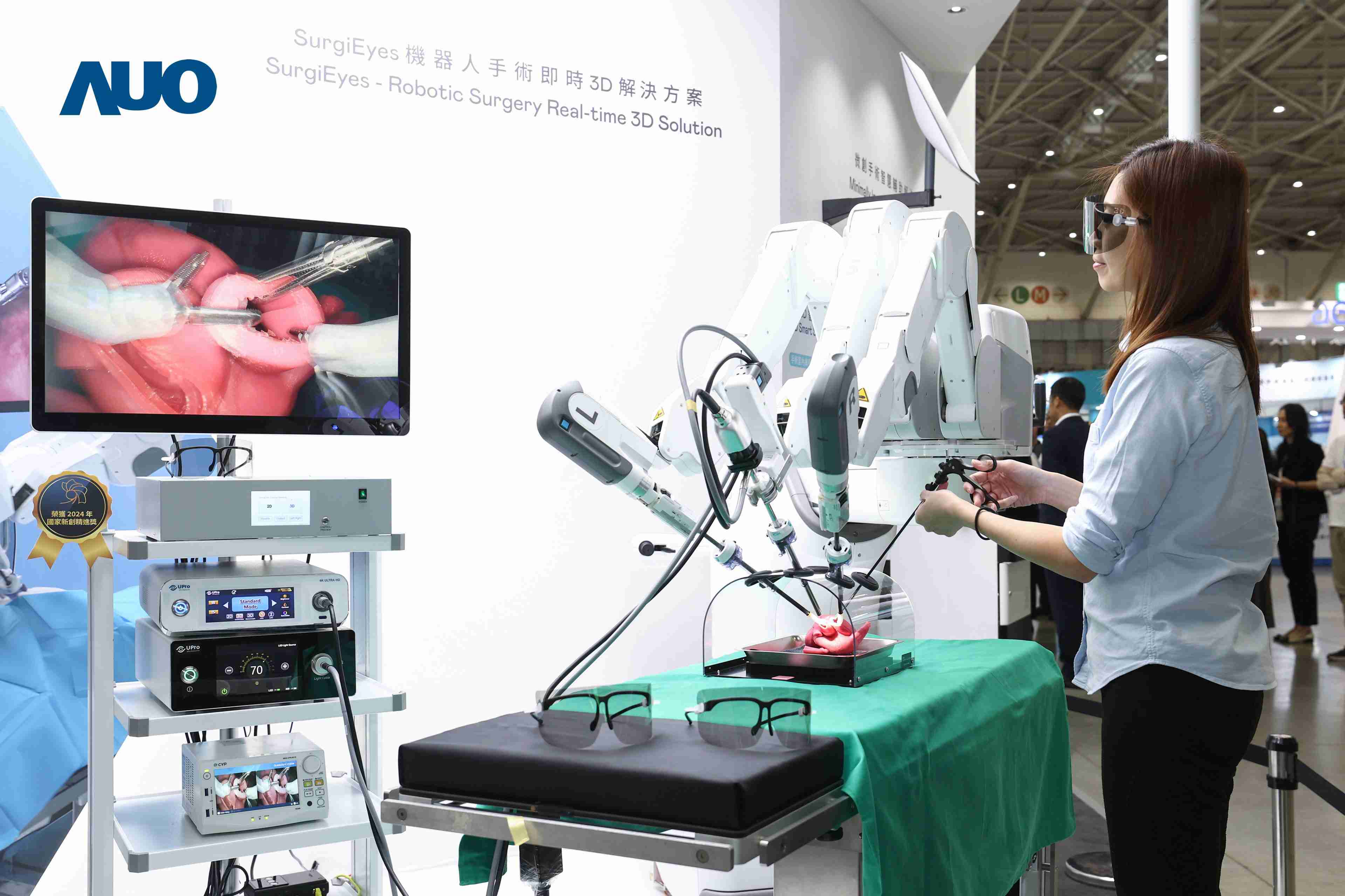 达擎以领先的3D显示技术推出〝SurgiEyes机器人手术实时3D解决方案〞，，，，整合先进3D图像处理与独家3D垂直宽视角、、广色域的显示技术，，，，手术团队可实时同步主刀医师视角看到清晰3D影像，，，提升沟通效率与安全性。。。。